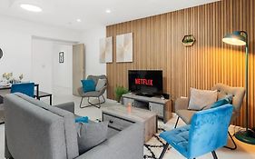 Modern Spacious Three Bedrooms With Private Garden
